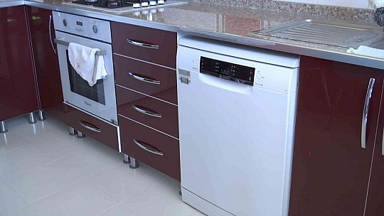 Kabloları çalmak isteyen hırsız yanlış kabloyu kesince 40 dairenin elektronik cihazı yandı