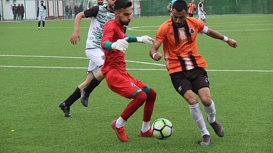 Sakatlanan kaleci, yedeği olmadığı için 65 dakika sahada kaldı