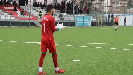 Sakatlanan kaleci, yedeği olmadığı için 65 dakika sahada kaldı