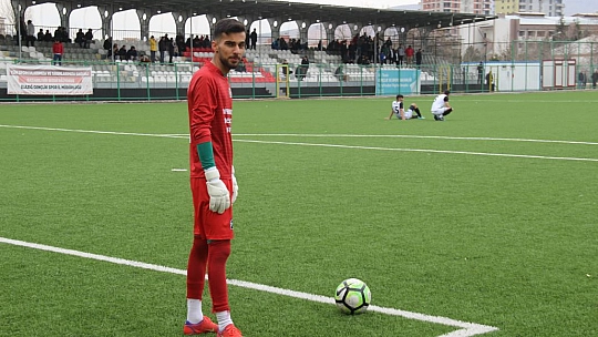 Sakatlanan kaleci, yedeği olmadığı için 65 dakika sahada kaldı