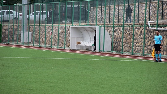 Sakatlanan kaleci, yedeği olmadığı için 65 dakika sahada kaldı