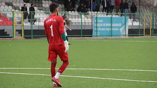 Sakatlanan kaleci, yedeği olmadığı için 65 dakika sahada kaldı