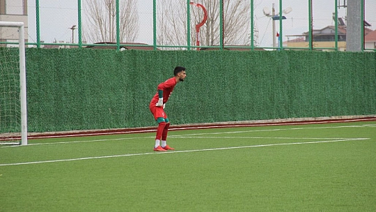 Sakatlanan kaleci, yedeği olmadığı için 65 dakika sahada kaldı