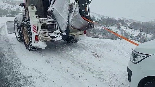 Kar yağışından dolayı yolda kalan bir grup vatandaş kurtarıldı