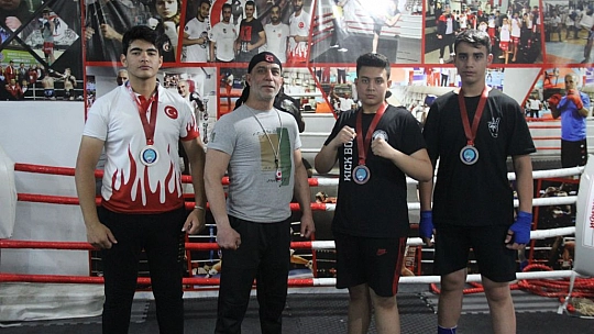 Katıldıkları ilk turnuvada madalyaları topladılar