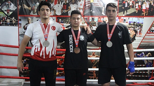 Katıldıkları ilk turnuvada madalyaları topladılar