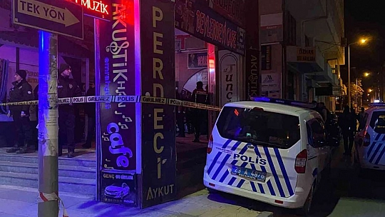 Kız arkadaşıyla tartışan şahıs, önce silahla etrafa ateş etti ardından kafasına silahı dayadı