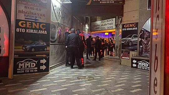 Kız arkadaşıyla tartışan şahıs, önce silahla etrafa ateş etti ardından kafasına silahı dayadı