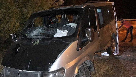 Kontrolden çıkan minibüs bahçeye daldı: 5 yaralı