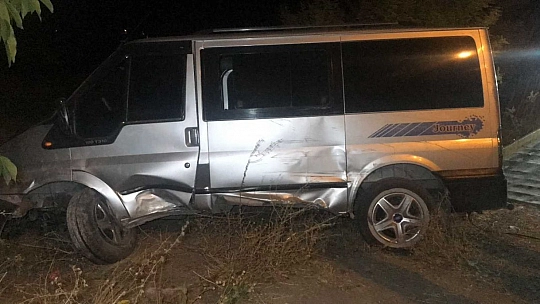 Kontrolden çıkan minibüs bahçeye daldı: 5 yaralı