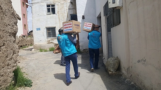 İlim Yayma Cemiyeti Bin Çocuğa Bayramlık Dağıttı