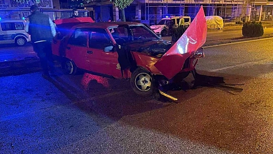 Otomobil aydınlatma direğine çarptı: 1 yaralı