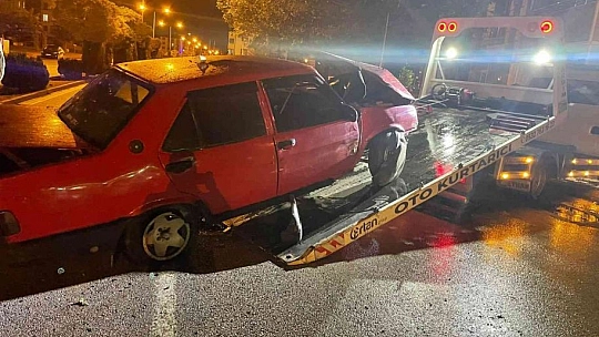 Otomobil aydınlatma direğine çarptı: 1 yaralı