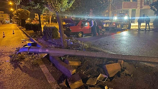Otomobil aydınlatma direğine çarptı: 1 yaralı