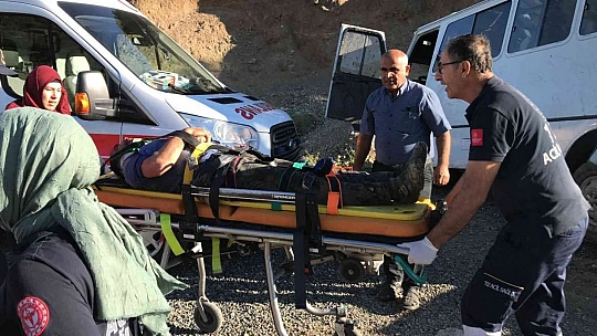 Otomobil tarım işçilerini taşıyan minibüse çaptı: 17 yaralı