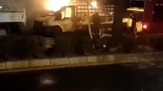Park halindeki pikap alev alev yandı