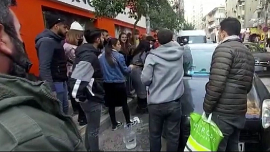Radyatör su kaynattı, kapağı açınca kendisinin yüzü, yanındakinin ise kolu yandı