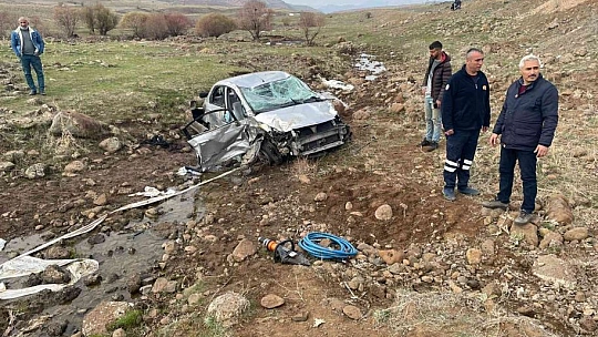 Şarampole yuvarlanan otomobil hurdaya döndü: 2 yaralı
