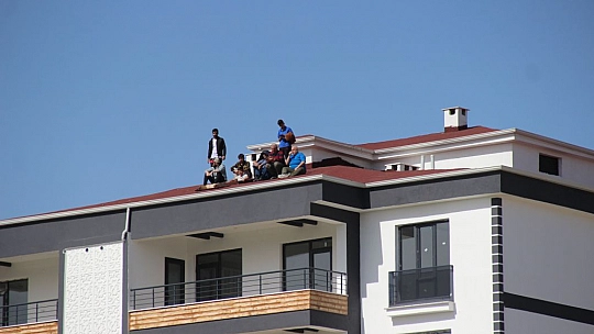 Tribünler, çatılar doldu taştı