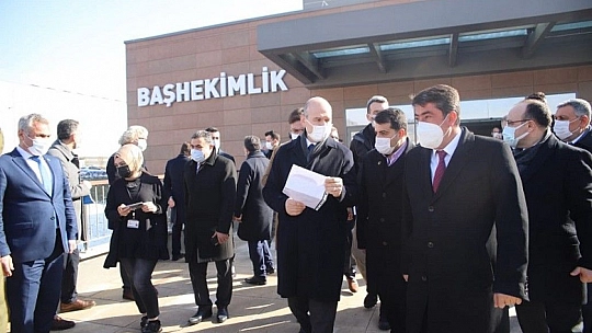 Bakan Soylu, Şehit Fethi Sekin'in babası ile kanaat önderi Nazırlı'yı hastanede ziyaret etti