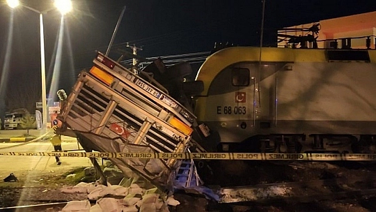 Hemzemin geçitte yük treni tırı biçti: 2 yaralı