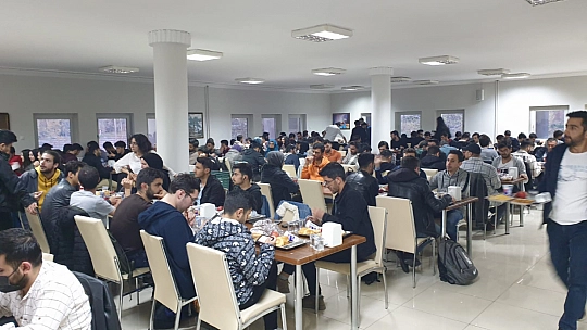 Fırat Üniversitesi Kadın Kolları İftarda Da Öğrencileri Unutmadı