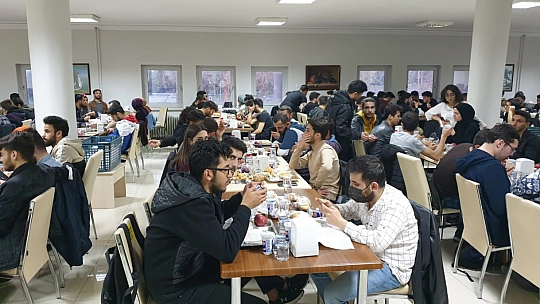 Fırat Üniversitesi Kadın Kolları İftarda Da Öğrencileri Unutmadı