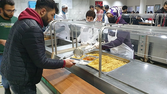 Fırat Üniversitesi Kadın Kolları İftarda Da Öğrencileri Unutmadı
