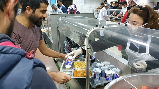 Fırat Üniversitesi Kadın Kolları İftarda Da Öğrencileri Unutmadı