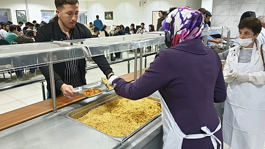 Fırat Üniversitesi Kadın Kolları İftarda Da Öğrencileri Unutmadı