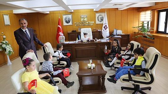 Rektör Prof. Dr. Göktaş Koltuğunu Çocuklara Devretti