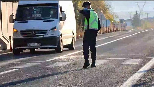 Yolcu kılığına giren jandarma ekipleri, minibüs ve otobüslerde denetim yaptı