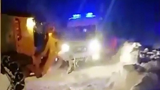 Yollar kapandı, ekipler hastalanan 85 yaşındaki vatandaş için seferber oldu