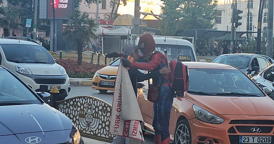 Elazığ'da gören dönüp bir daha baktı: Gazi Caddesi'nde örümcek adam