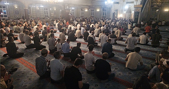 Elazığ'da Mevlid Kandili'nde binlerce vatandaş camilere akın etti