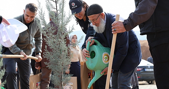 Elazığ'da şehitlerin anısına fidanlar toprakla buluştu