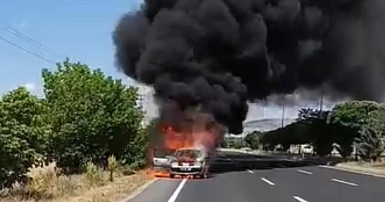 Elazığ'da seyir halindeki otomobil alev alev yandı