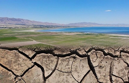 12 yıl önceki kuraklık tekrar baş gösterdi, kuruyan baraj havzasında tarıma başlandı