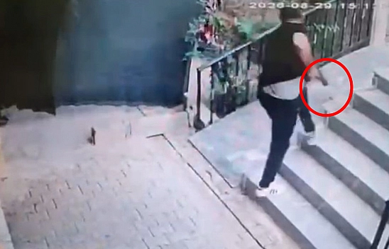 4 yaşındaki çocukların kavgasında silah çekildi