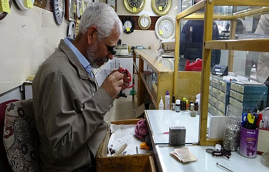 45 Yıldır Zamanı Büküyor!