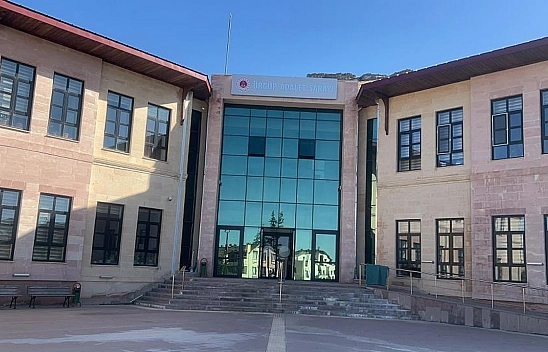 5 Yaşındaki Çocuğu Dudağından Öpmeye Zorlayan Kadın Tutuklandı