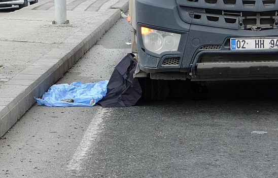 53 Yaşındaki Adama Kamyon Çarptı!