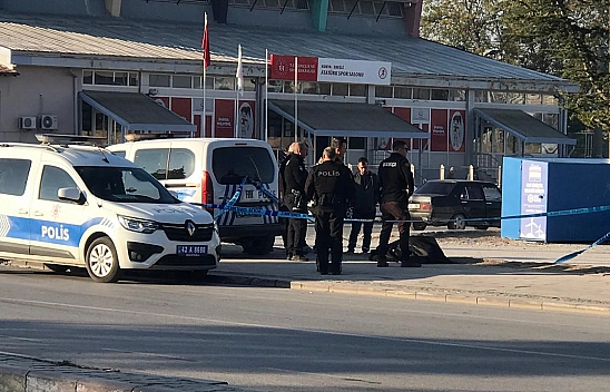 60 yaşındaki adam kaldırımda ölü bulundu