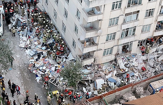 7 katlı binanın ilk 3 katı çöktü, 6 kişi enkaz altında
