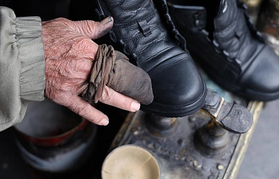 73 Yaşındaki 'Boyacı Mehmet Dayı' 46 Yıldır Aynı Yerde Ayakkabı Boyuyor