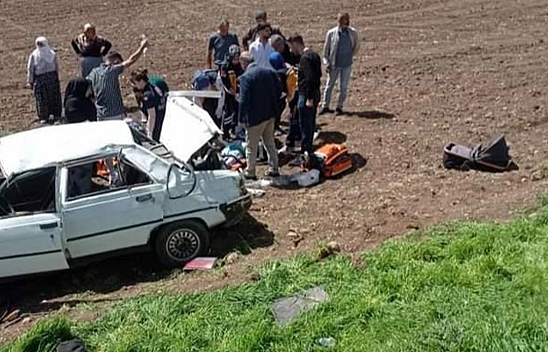 9 Kişinin Bindiği Otomobil Takla Attı