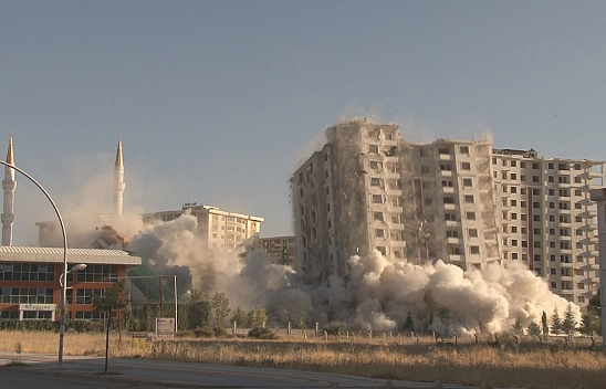 Ağır Hasarlı 3 Blok Saniyeler İçerisinde Yerle Bir Oldu