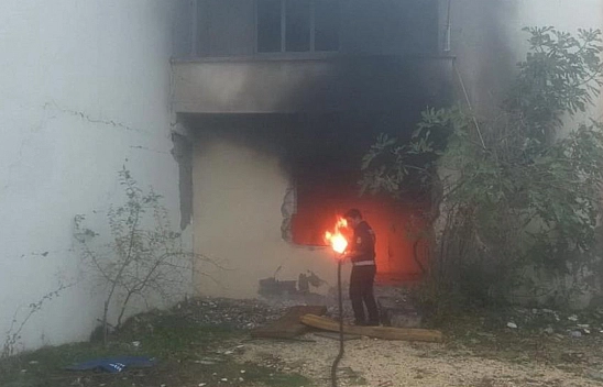 Ağır Hasarlı Binada Yakılan Araç Lastiği Korkuya Neden Oldu