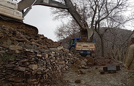 Ağır Hasarlı Evlerin Yıkımı Devam Ediyor