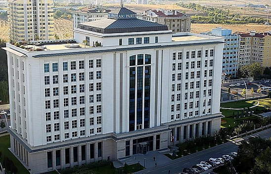 Ak Parti Liderliğini Sürdürüyor